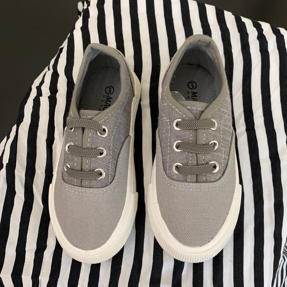 Magellan Outdoors gray canvas boys sneaker 8T